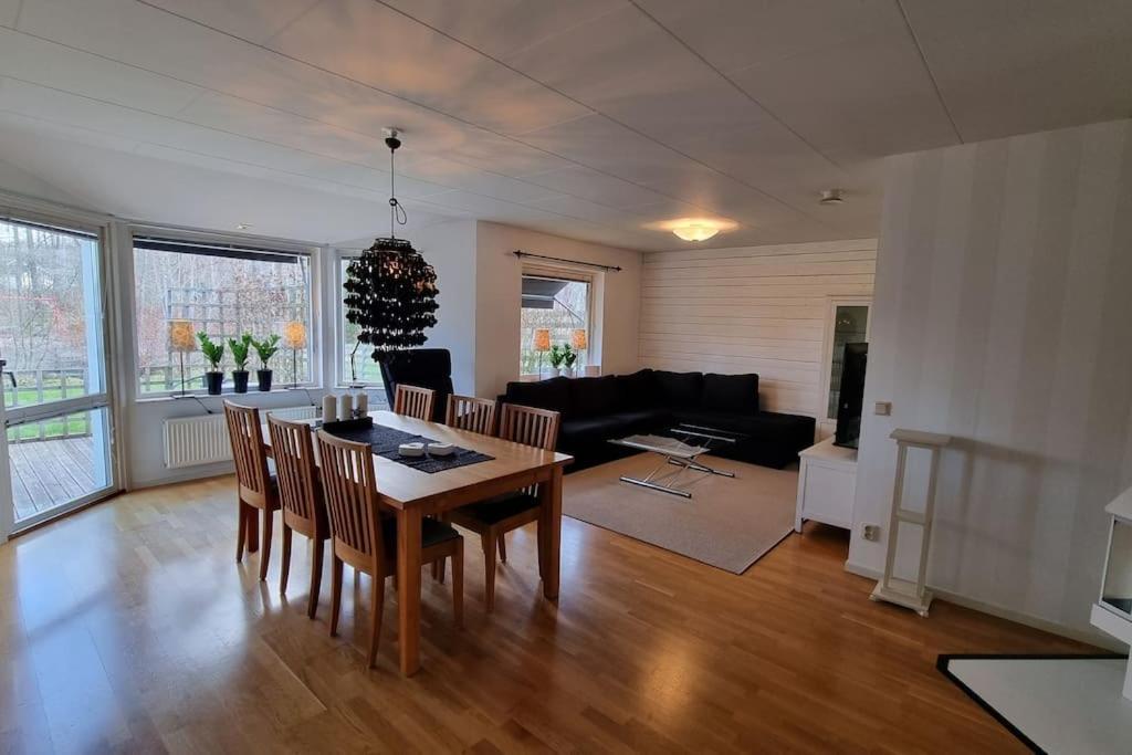 Trivsamt Parhus I Lugnt Omrade Inne I Tranas! Exteriör bild